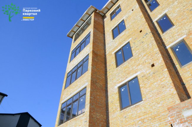 У другому будинку ЖК «Парковий квартал» встановлюють вікна та монтують дах. ФОТО*