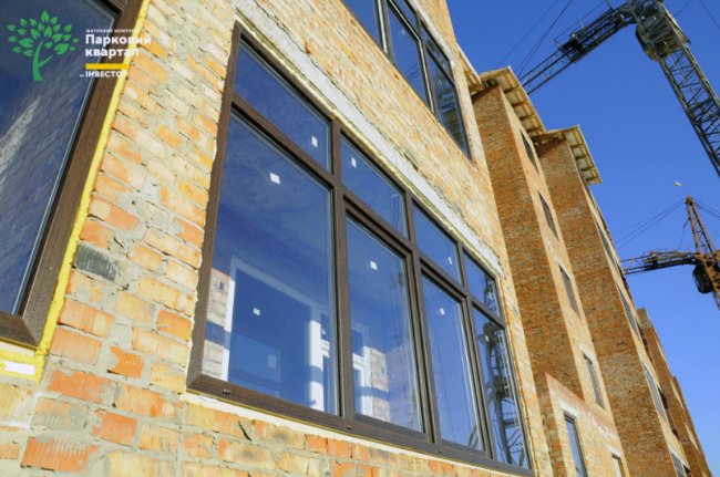 У другому будинку ЖК «Парковий квартал» встановлюють вікна та монтують дах. ФОТО*