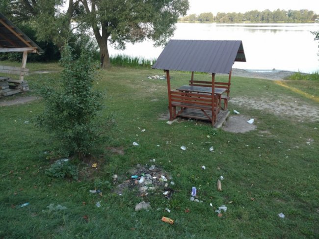 Мертві коти та купи порожніх пляшок: волинянина вразила «чистота» на озері Лука. ФОТО