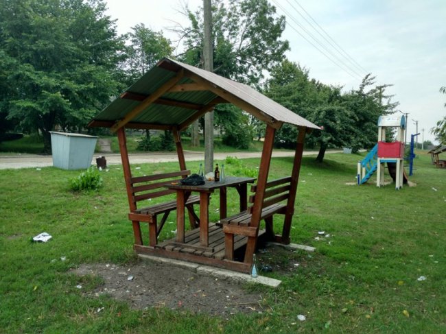 Мертві коти та купи порожніх пляшок: волинянина вразила «чистота» на озері Лука. ФОТО