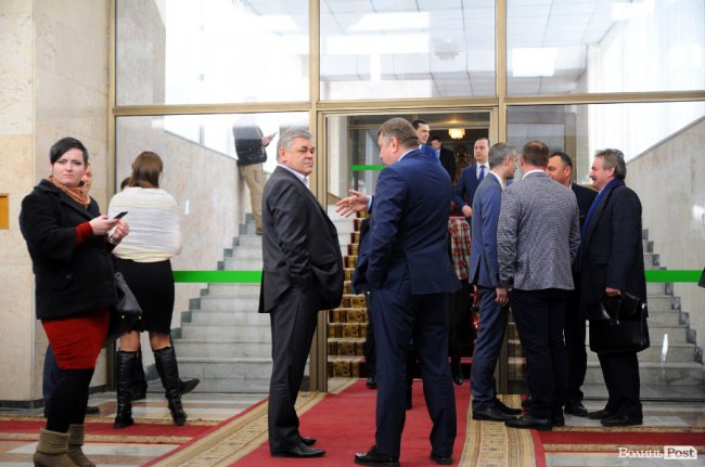 Про щось сперечаються депутати облради Володимир Бондар і Анатолій Вітів