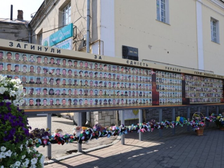 У Луцьку відремонтують пам'ятні знаки на Театральному майдані