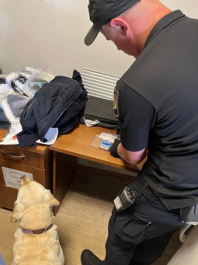 У «Ягодині» службовий собака винюхав наркотики у валізах іноземця. ФОТО