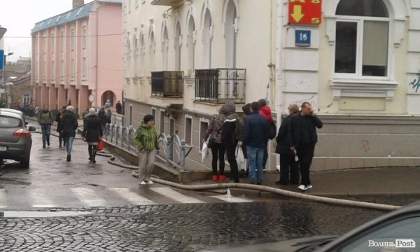 У центрі Луцька горів старовинний будинок. ФОТО 