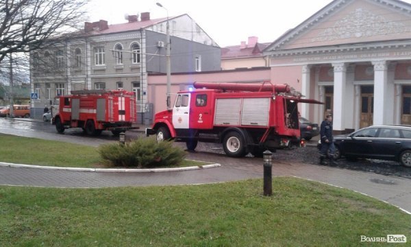 У центрі Луцька горів старовинний будинок. ФОТО 