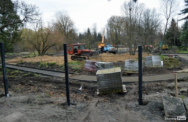Замість чагарника в центрі міста з’явиться дитячий майданчик. ФОТО