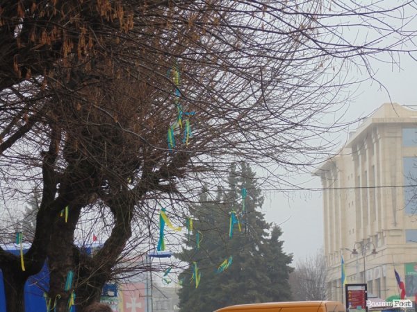 Вулицю в центрі Луцька «забомбили» синьо-жовтими стрічками. ФОТО