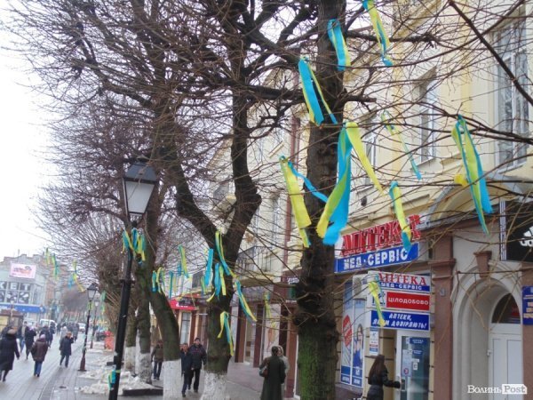 Вулицю в центрі Луцька «забомбили» синьо-жовтими стрічками. ФОТО