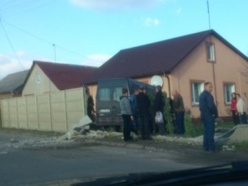 Аварія в Луцьку: бус врізався у будинок