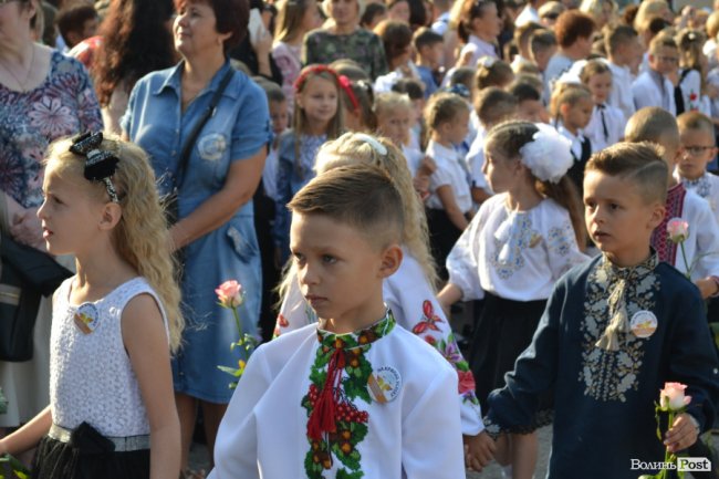 Без концерту, але у вишиванках: яким був «перший дзвінок» у луцькій гімназії №18. ФОТОРЕПОРТАЖ