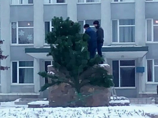 У Маневичах на місце «Леніна» поставили ялинку