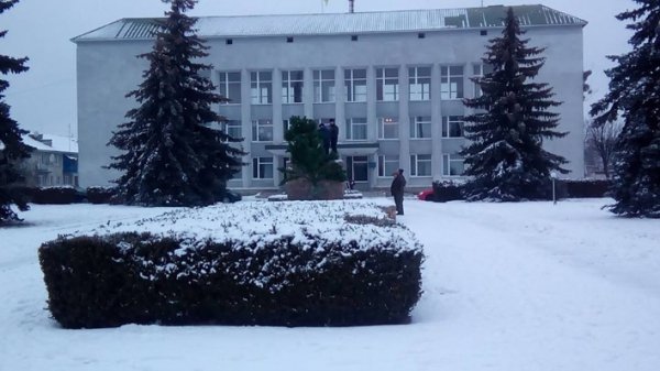 У Маневичах на місце «Леніна» поставили ялинку