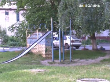 Лучани скаржаться на занедбаний дитячий майданчик. ВІДЕО