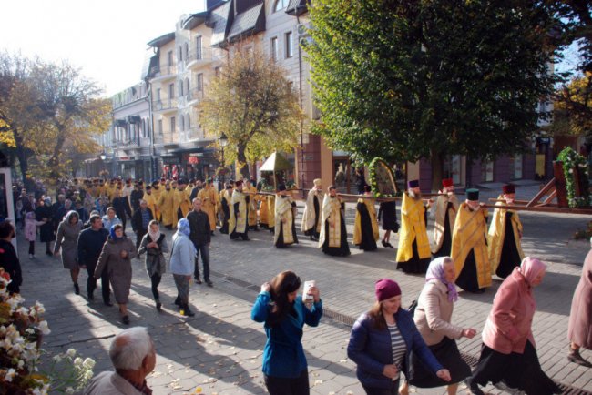Хресний хід УПЦ МП у Луцьку показали з висоти. ВІДЕО