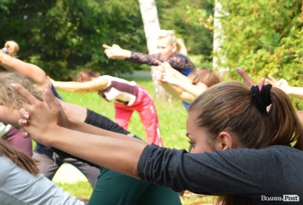 Осінь у Луцьку зустрічали йогою. ФОТО