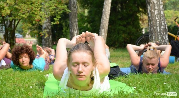 Осінь у Луцьку зустрічали йогою. ФОТО