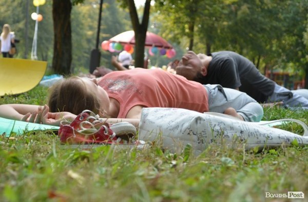 Осінь у Луцьку зустрічали йогою. ФОТО