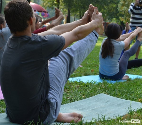 Осінь у Луцьку зустрічали йогою. ФОТО