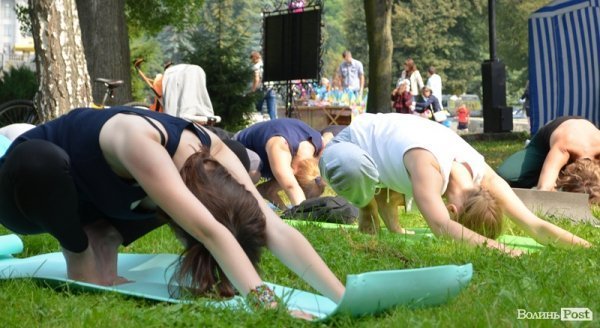 Осінь у Луцьку зустрічали йогою. ФОТО