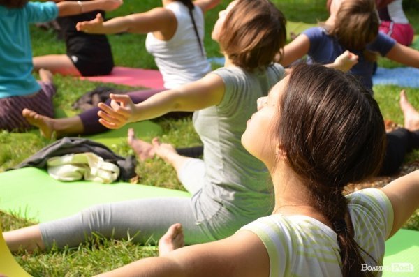 Осінь у Луцьку зустрічали йогою. ФОТО