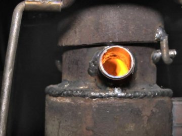 У Луцьку волонтери майструють бездимні мінібуржуйки для армії. ВІДЕО