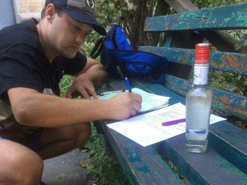 У Луцьку викрили підпільну точку продажу сурогату. ФОТО