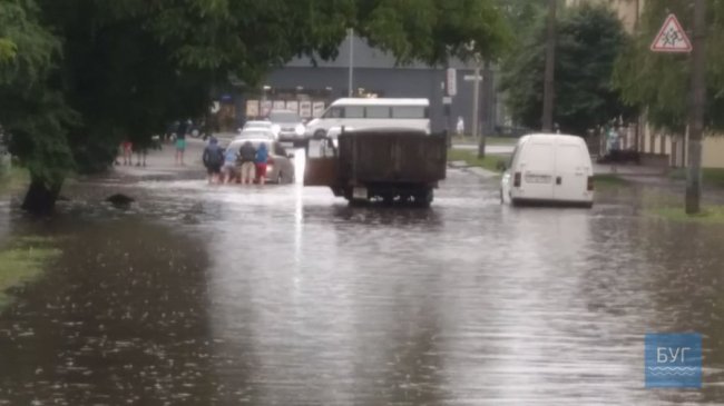 У Володимирі-Волинському після зливи затопило вулицю. ФОТО. ВІДЕО
