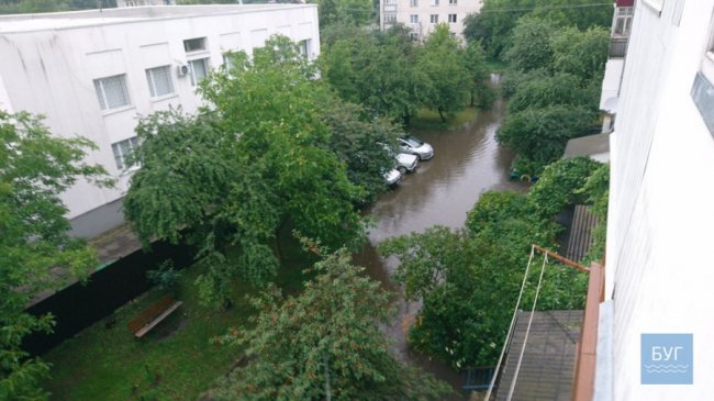 У Володимирі-Волинському після зливи затопило вулицю. ФОТО. ВІДЕО