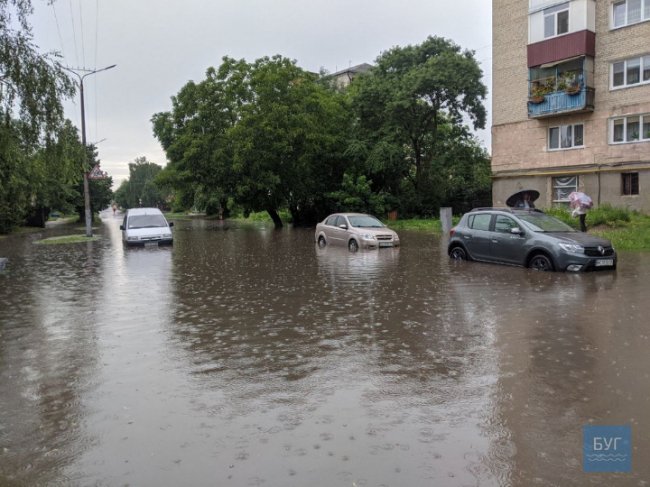 У Володимирі-Волинському після зливи затопило вулицю. ФОТО. ВІДЕО