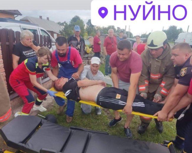 На Волині легковик зніс паркан та пошкодив два авто, водій у реанімації. ФОТО