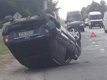 Неподалік Луцька – аварія, одна автівка перекинулася на дах. ФОТО