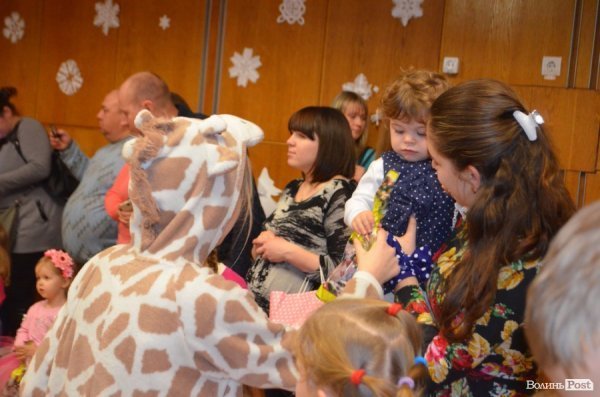  Ялинка, цукерки та мультяшні лемури: луцьким дітям влаштували новорічне свято