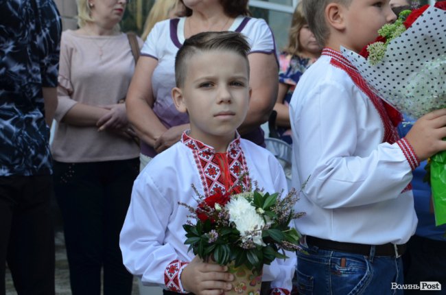 Перший дзвоник у луцькій школі №17. ФОТО