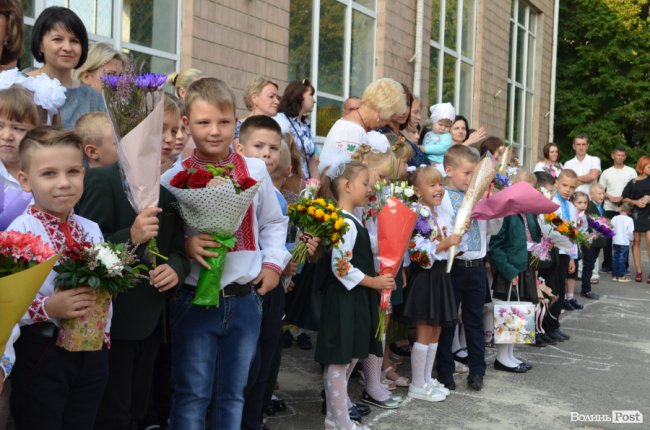 Перший дзвоник у луцькій школі №17. ФОТО