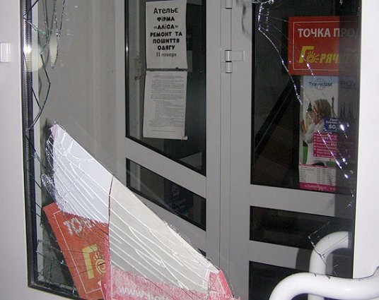 Волинянин напідпитку потрощив чужий автомобіль. ФОТО