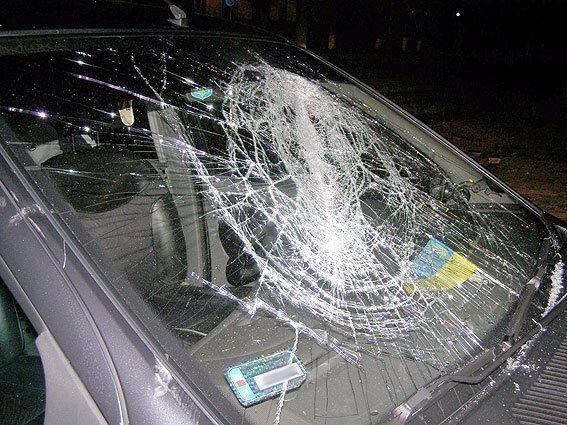 Волинянин напідпитку потрощив чужий автомобіль. ФОТО