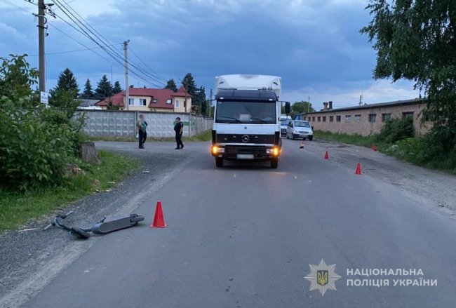 Дитина на електросамокаті влетіла під колеса фури на Волині