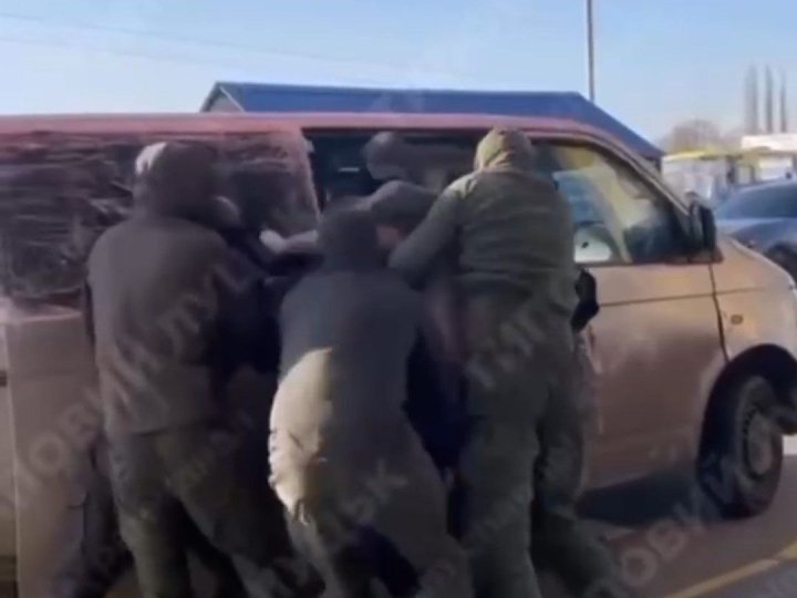 У Луцьку двох чоловіків мобілізували у торговому центрі «Епіцентр». ВІДЕО