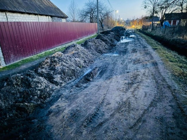 Втратив на війні обидві ноги: унікальна історія про Героя з Волині,  який організував ремонт вулиці у селищі