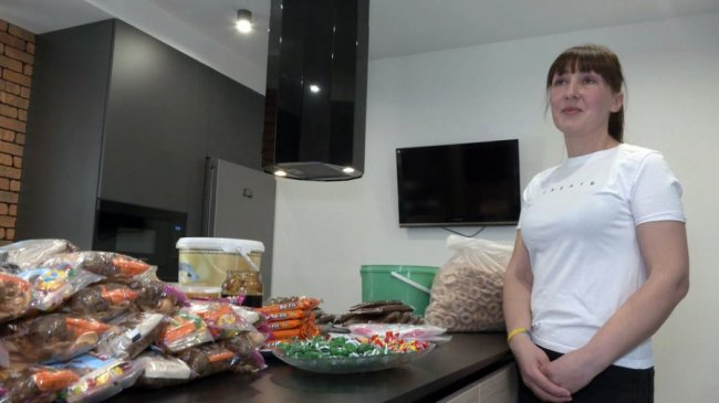 Волонтерки з Волині готують медово-енергетичну суміш для ЗСУ