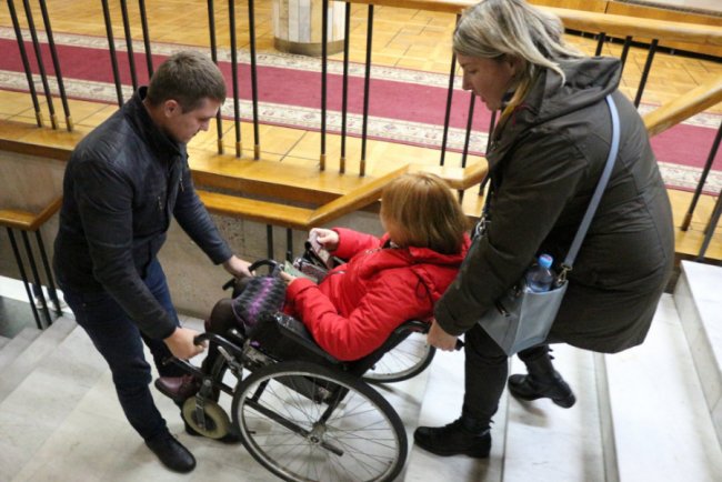 Без сторонньої допомоги ніяк: луцький  драмтеатр виявився непристосованим для людей на візках