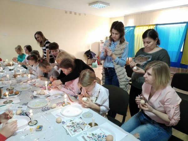 Волинські енергетики опановували писанкарство. ФОТО