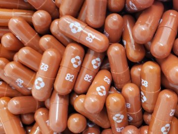 Таблетки від ковіду: Британія перша у світі схвалила ліки від Covid-19