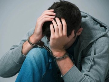 На Волині неповнолітній, який пограбував жінку з дитиною, проведе 5 років за ґратами