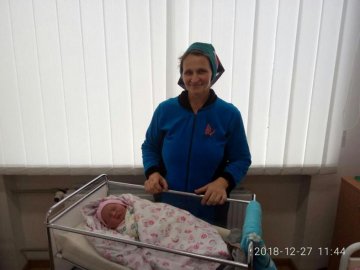 Матір-героїня: на Рівненщині 46-річна жінка народила 18 дитину