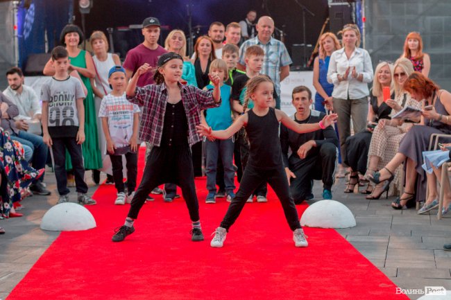 Гурт «СКАЙ», байкери та неймовірні колекції одягу: чим вражав другий день  «Lutsk Fashion Weekend»