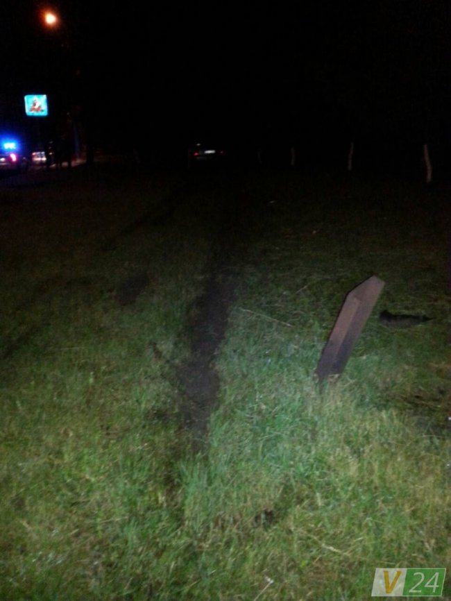 Нічна аварія в Луцьку: Volkswagen потрощив дерево. ФОТО