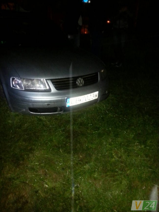 Нічна аварія в Луцьку: Volkswagen потрощив дерево. ФОТО