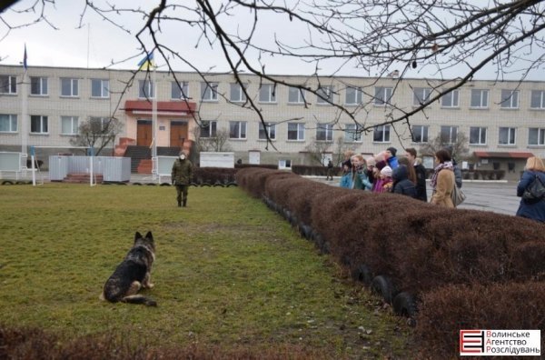 Луцькі гімназисти зібрали кошти для службових собак. ФОТО