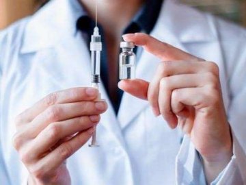 Вакцинуватися від Covid-19 треба буде щороку: заявив глава Pfizer 